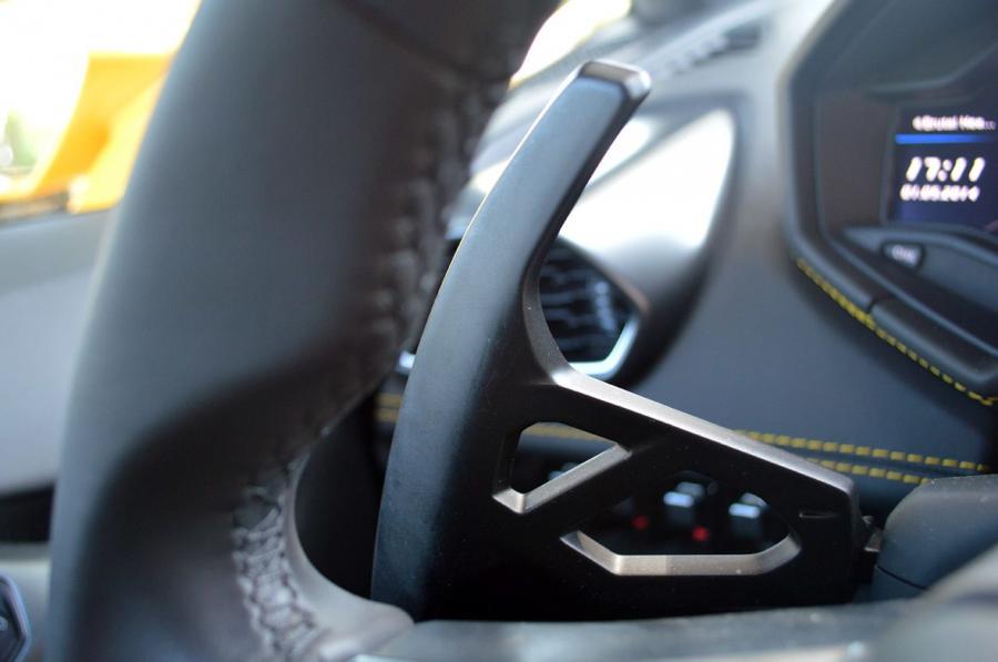 Детали интерьера Lamborghini Huracan LP610-4 2014 года  (WW) (фото 70 из 153)